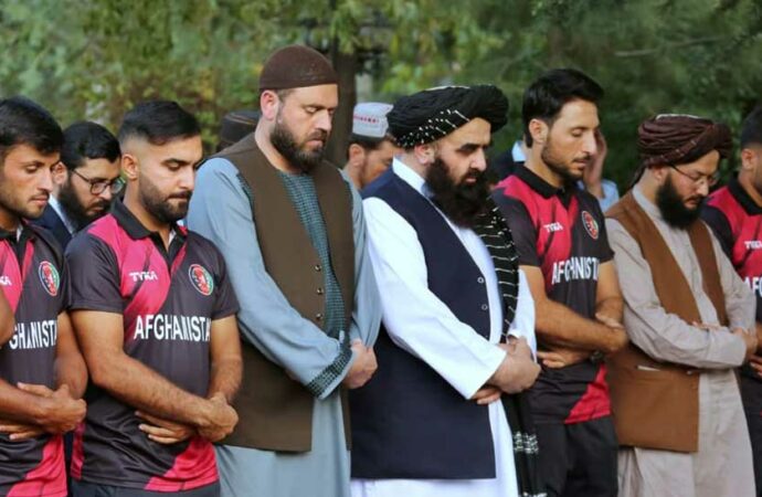 نن د بهرنیو چارو له وزیر مولوي امیر خان متقي سره د کرکټ ملي لوبډلې مسؤلینو او لوبغاړو وکتل