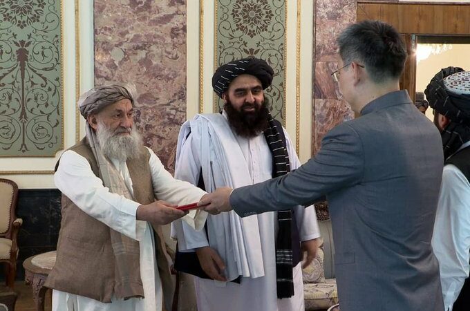 ملا محمد حسن آخند، رئیس الوزراء ظهر امروز اعتمادنامه جاوشینگ سفیر تازه چین برای افغانستان را پذیرفت