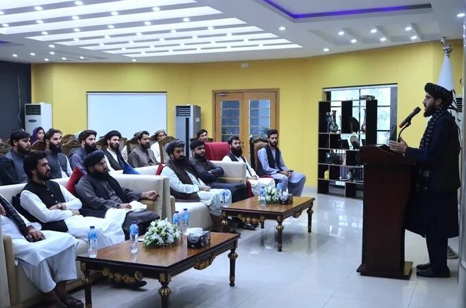 توزیع پاسپورت در سفارت افغانستان در اسلام‌آباد برای مهاجران افغان در پاکستان، آغاز شد