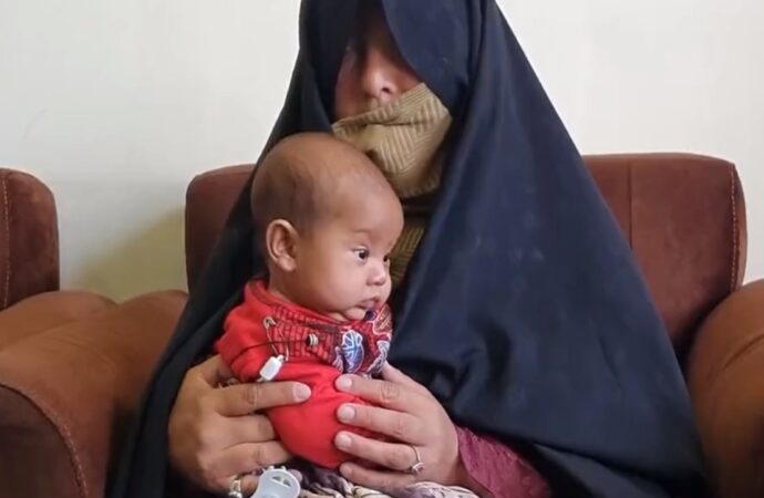 طفل فروخته شده به آغوش فامیل اش بازگردانده شد