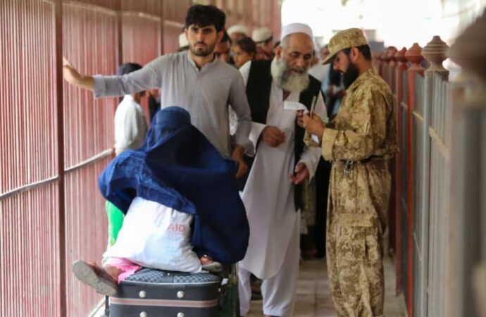 د پاکستان حکومت د افغان کډوالو د کورونو نړول پیل کړي دي