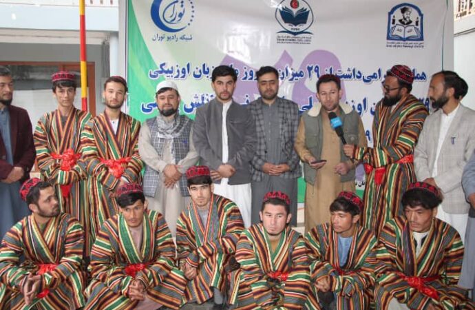 اوشبو مراسم ده تورک و اوزبیک تیلی و ادبیاتی بولیمی بیر قطار استادلری