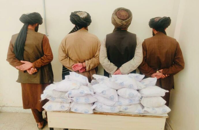 قومندانی امنیه لغمان از بازداشت چهارتن در پیوند به قاچاق مواد نشه‌آور خبر داده‌است