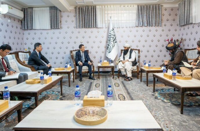 سراج الدین حقانی با سفیر پیشین و برحال جاپان برای افغانستان دیدار و گفتگو کرد