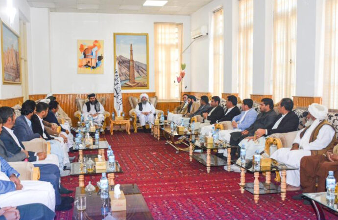 کانلر و پترولیم وزیرلیگی سرپرستی شهاب‌الدین دلاور، ‎هرات ولایتی تامان سفریده قطار تاجرلر و ملی سوداگرلر بیلن اوچره‌شدی.