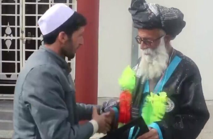 این مرد ۶۰ ساله به تازه‌گی
