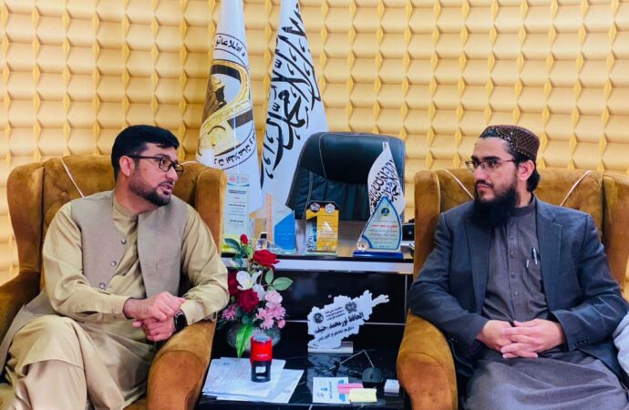 د ننګرهار اطلاعاتو او کلتور رئیس مولوي نورمحمد حنیف د افغانستان خلکو غږ موسسې د زون مسوول سره په خپل کاري دفتر کې ولېدل