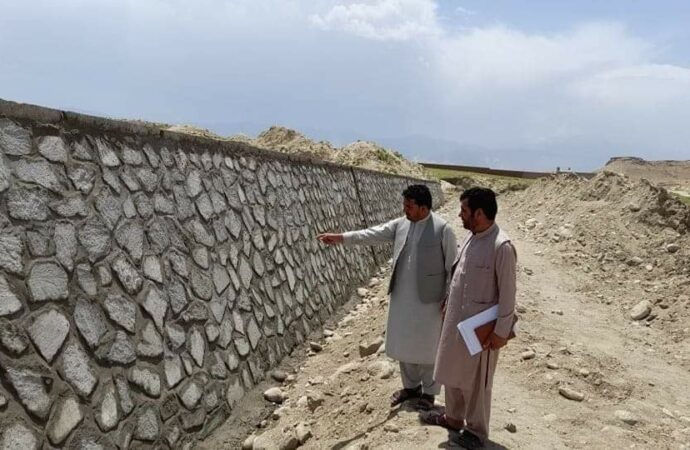 فراه کې د ۳۵۰ متره په اوږدوالي استنادي دیوال جوړ شوی