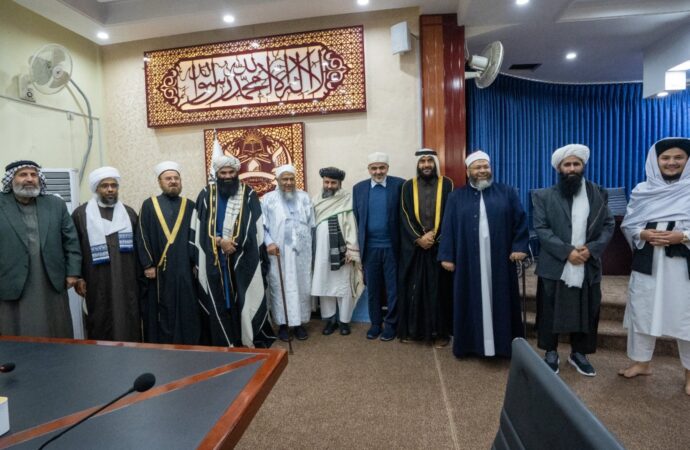د کورنیو چارو سرپرست وزير سراج الدين حقاني هېواد ته د اسلامي نړۍ