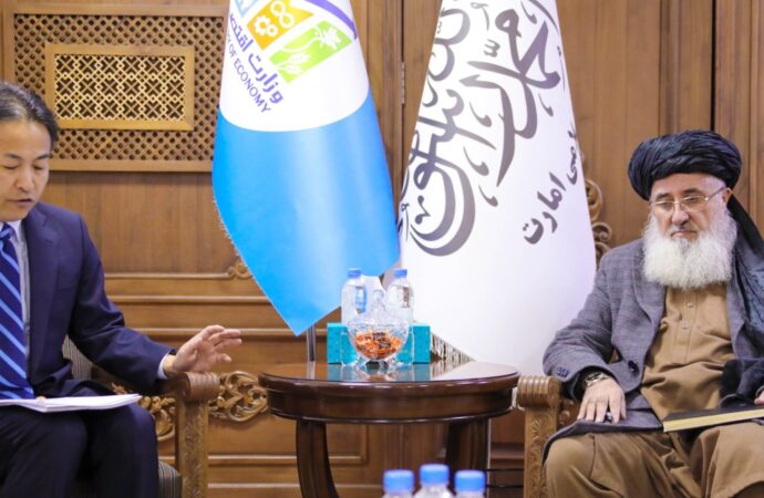 قاری دین محمد حنیف سرپرست وزارت اقتصاد با تاکایوشی کورومیا سفیر جاپان در کابل دیدار کرده است
