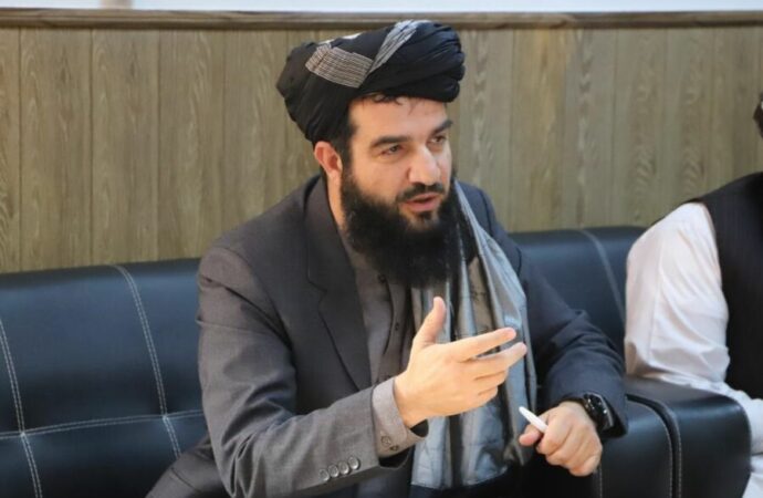 داکتر قلندر عباد، مالزیا سابق باش وزیری ماهاتیر محمد بیلن اوچره شدی