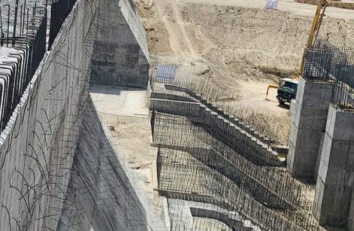 امارت اسلامی چندین پروژهٔ بازسازی را در مرکز و ولایات عملی می‌کند