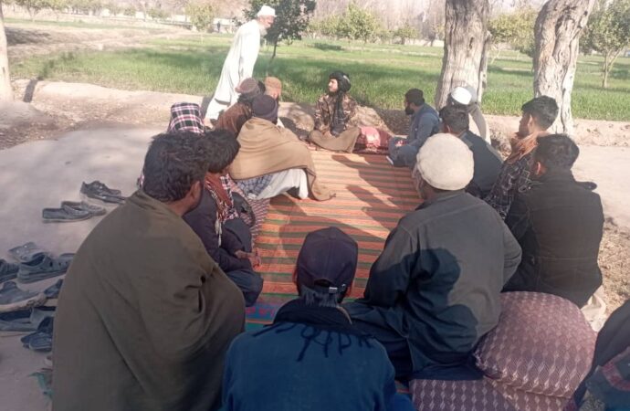 بزګرانو او مسؤلینو سره د عشر امر د عشر تګلارې په موخه ناسته وکړه