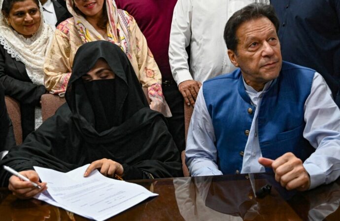 عمران خان و همسرش به هفت سال زندان محکوم شدند