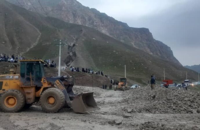 شاهراه سمنگان-بلخ در پی لغزش کوه مسدود شده است