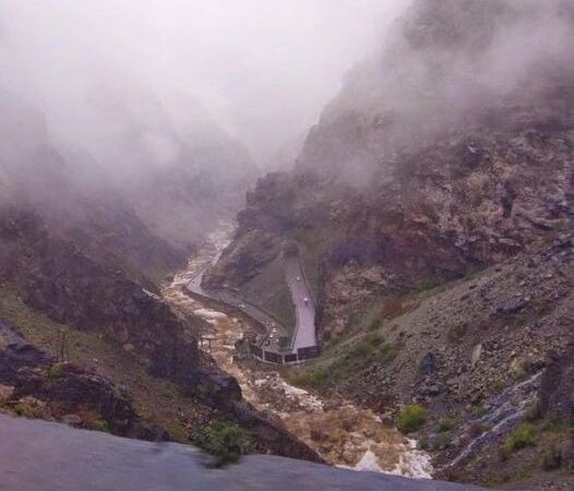 د کابل – جلال‌اباد لويه لار د ماهيپر په سيمه کې د غرښويېدنې له امله د هر ډول موټرو پر مخ تړل شوې.