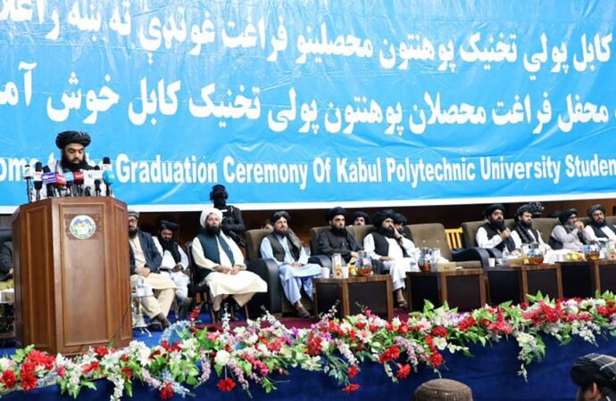 اسلامي امارت به نړیوالو فشارونو ته تسلیم نشي